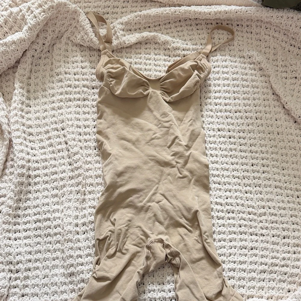 SKIMS Beige Shapewear Bodysuit - Picture 1 of 3